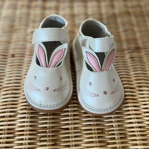 Wee squeaks baby bunny shoes size 5/21